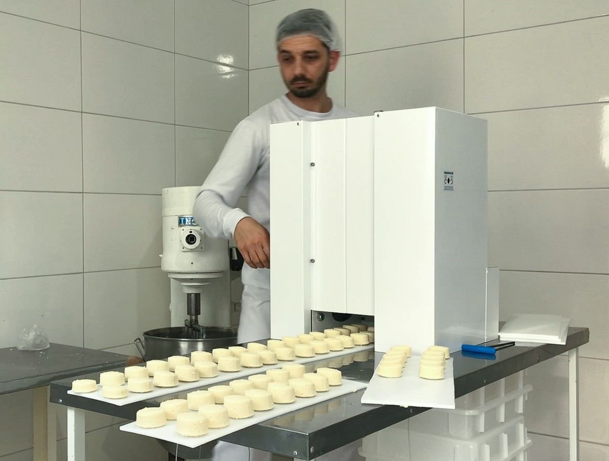 Operador usando a Dosadora G13 em uma produção de pão de queijo
