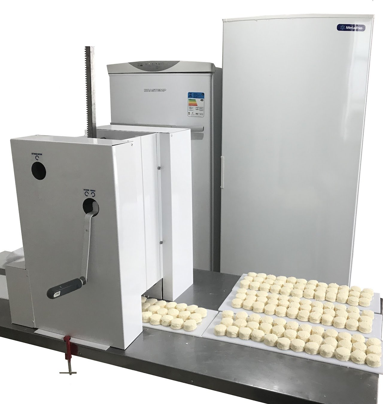 Linha de produção com a Dosadora G13 e freezers
