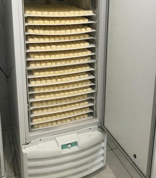 Bandejas com produtos padronizados após a produção