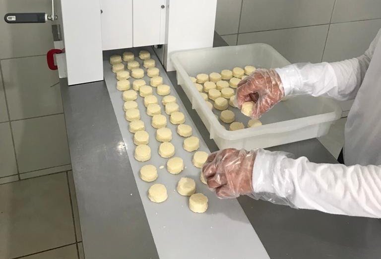 Retirando o produto da esteira manual
