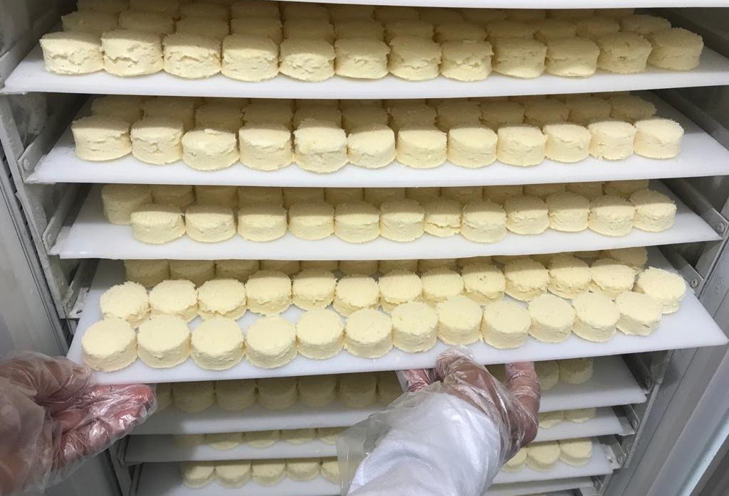 Levando a bandeja com o produto direto para o freezer